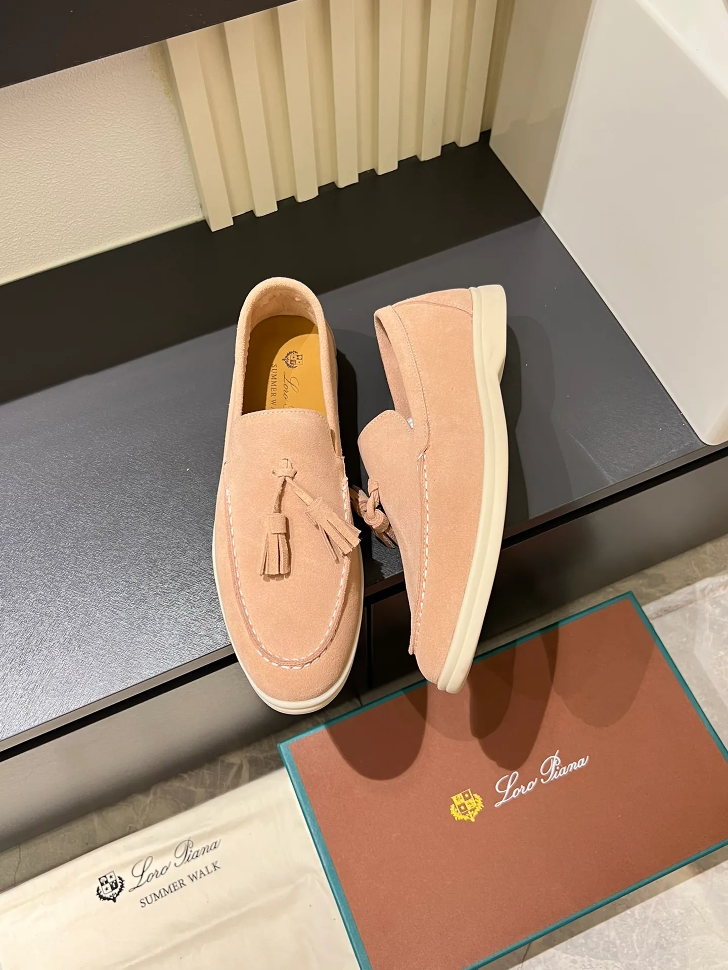 Men's shoes 💰p360 "Loro men's shoes 💰pian'*" Classic L men's shoes for couples 💰p Top version British flat loafers, a must-have item in old money style, the minimalist design is eye-catching and durable, a plus point for dressing The soft foot feel and texture are outstanding. They don’t scratch your feet and are very nice. They are matched with soft and waxy soles. They can be worn daily for a long time without getting tired. They are easy to wear, versatile and classic items, with perfect foot feel and texture! Imported cashmere fabric, the lining is made of imported A-grade water-dyed cow lining, the top version of the genuine leather midsole is sewn with pure handmade mark thread! Size: Female 35-40 (34. Customized) Male 38-44 (45.46. Customized)